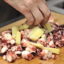 Colocarlo en una tabla de madera (o plato) junto con las papas cocidas.
