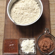 4 tazas de harina de maíz 1 taza de frijoles refritos ¼ de taza de salsa picante ¼ de taza de queso doble crema