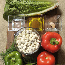 Sal, al gusto Desinfectante de verduras, al gusto 2 cucharadas de vinagre blanco 1/4 taza de aceite de oliva extra virgen Pimienta negra molida al gusto 1 pieza de lechuga 1 rama de albahaca fresca 1 diente de ajo 1 manojo de cebollín 1 pieza de jitomate bola 1 pieza de chile morrón verde 1 pieza de chile morrón rojo 300 gramos de alubia