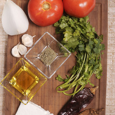 1 chile guajillo 450 gramos de pasta de espagueti 7 jitomates ¼ de cebolla blanca 3 dientes de ajo 1 cucharadita de hojas de tomillo 1 chile chipotle adobado 100 gramos de queso doble crema 10 varas de cilantro Aceite de oliva al gusto Sal al gusto