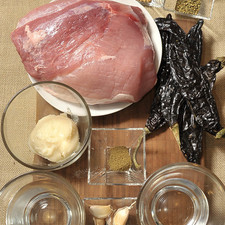 Sal al gusto 1/2 taza de manteca de puerco 1/2 taza de agua 8 dientes de ajo 1/2 cucharita de comino molido 1 cucharita de semillas de cilantro 2 cucharitas de orégano seco 4 piezas de chile pasilla 1 taza de agua 1 1/2 kilogramos de pulpa de cerdo