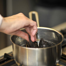Poner a hervir las pieles en agua durante 5 minutos. Dejar reposar 5 minutos más. Escurrir los chiles.