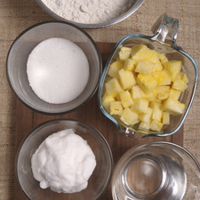 12 cucharadas de mermelada de piña con nopal 3 tazas de harina ½ taza de azúcar 1 pizca de sal 1 taza de manteca vegetal 1 taza de agua helada 1 huevo