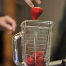 Moler las fresas con un poco de agua en la licuadora para la gelatina de fresa. Se necesitarán 1 ½ tazas de jugo de fruta para cada sabor de gelatina, si hiciera falta, agregar un poco de agua. Hidratar un sobre de grenetina de 7 gramos en ¼ de taza de cada jugo y dejar reposar 5 minutos.