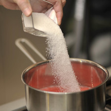 Calentar el jugo de fresa y agregar 4 cucharadas de azúcar.