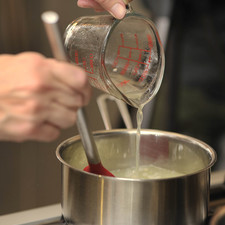 Al de jugo de limón, añadirle 8 cucharadas. Agregar la grenetina disuelta a cada jugo y mezclar. Dejar enfriar.