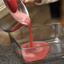 Colocar la gelatina de cada sabor en un recipiente dentro del refrigerador. Una vez cuajada.