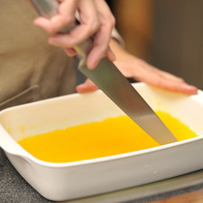 Cortar en cubos pequeños. Colocar los cubos de gelatina en un recipiente grande, bien mezclados de todos los colores.