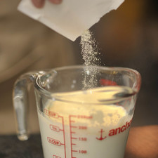 Para preparar la gelatina de leche tomar ¾ de taza de leche fría y espolvorear tres sobres de grenetina natural de 7 gramos cada uno sobre ella en forma de lluvia. Mezclar ligeramente con un tendedor y dejar reposar 5 minutos para que se hidrate la grenetina.