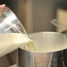 Una vez que se vea cuajada, colocar el recipiente con la grenetina hidratada dentro de una olla pequeña con agua caliente sobre la estufa. Mezclar hasta que se aclare y no tenga grumos. La mezcla no debe hervir.