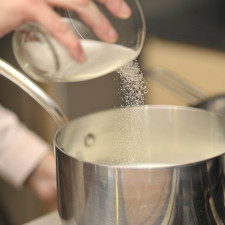 Calentar el resto de la leche en una olla honda pequeña junto con tres cuartos de taza de azúcar, menear hasta que se disuelva, no debe hervir. Agregar la vainilla y mezclar. Añadir la grenetina hidratada y revolver bien. Apagar el fuego y dejar enfriar.