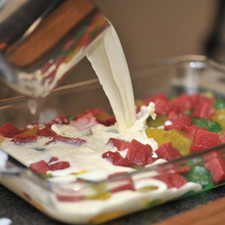 Una vez fría la gelatina de leche, incorporar el recipiente con los cubos de gelatina de sabores. Meter al refrigerador y dejar cuajar.