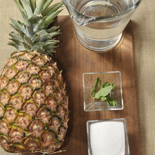 10 hojas de hierbabuena fresca 1 1/2 litros de agua 1/4 taza de azúcar blanca 1 pieza de piña