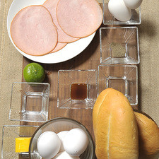 1 manojo de cebollín 2 piezas de muffin 4 rebanadas de jamón de pavo 1 cucharada de vinagre blanco 4 piezas de huevo 2 cucharadas de mantequilla 1 cucharada de agua 1/2 cucharita de salsa inglesa 1 pizca de pimienta negra molida 1 pieza de limón 2 piezas de yema de huevo