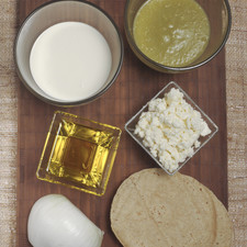 6 tortillas ¼ de cebolla ¼ de taza de crema ¼ de taza de queso fresco o doble crema desmenuzado Sal al gusto Aceite de oliva ½ taza de salsa de tomatillo verde