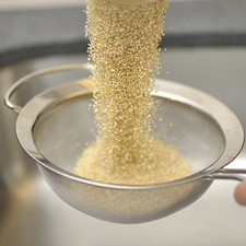 Enjuagar la quinoa colocándola en un colador bajo el chorro de agua.
