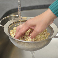 Mover con la mano o una cuchara para que se limpie bien. Dejar escurrir el exceso de agua, la quinoa no se debe dejar remojando.