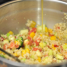 Mezclar la quinoa ya fría en un tazón con el brócoli, el pepino, el pimiento y el jitomate. Rociar con el aderezo, refrigerar.