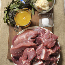 2 cucharitas de sal 1 taza de manteca de puerco 1 manojo de hierbas de olor 1 lata de cerveza 1 taza de jugo de naranja 1 kilogramo de costilla de cerdo 1 kilogramo de pierna de cerdo S 5388 1475626702