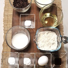 Ingredientes: 1 pieza de Huevo 1/2 taza de Chispas de chocolate 1 cucharita de Extracto de vainilla 2 piezas de Plátano 1 cucharita de Polvo para hornear 1 cucharita de Bicarbonato de sodio 1/2 taza de Yogur natural 1/2 cucharita de Sal 1/2 taza de Aceite vegetal 1/2 taza de Azúcar blanca 1 3/4 tazas de Harina de trigo