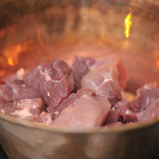 Cortar la carne de cerdo en trozos medianos de unos 10 centímetros por lado. Poner a cocer en cazo de cobre. S 5390 1475626702