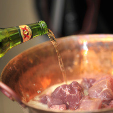 Añadir la cerveza y dos cucharitas de sal, revolver. S 5392 1475626694