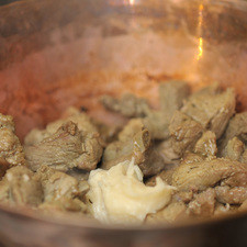 Cuando la carne se seca, agregar la manteca de cerdo poco a poco, sólo la que sea necesaria, mezclar y continuar cociendo, meneando constantemente, hasta que la carne se vea dorada. S 5395 1475626693