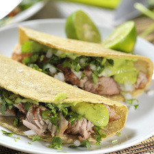 Sacar del cazo y servir acompañado de tortillas, cebolla y cilantro picados, guacamole y salsa verde o roja picante. S 5396 1475626693