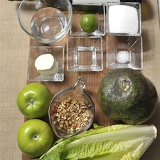 1 pieza de limón 1/4 de cucharita de sal 1 botella de Chardonnay Horizonte cosecha 2012 1/2 taza de agua 2 cucharadas de vinagre blanco 1/4 de taza de azúcar blanca 1 pieza de guanábana Desinfectante de verduras, al gusto 1/2 taza de nuez picada 50 gramos de queso de cabra 2 piezas de manzana verde 1 pieza de lechuga