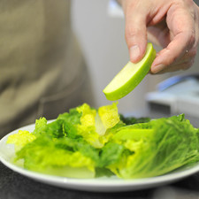 Preparación de ensalada: Picar la lechuga en trozos medianos y poner a remojar en agua con una gota de desinfectante durante 5 minutos. Escurrir. Cortar las manzanas verdes en gajos y retirar el centro donde están las semillas. Poner en un tazón con agua y el jugo de un limón durante 5 minutos para evitar que se oxide. Escurrir. Acomodar la lechuga en el plato.
