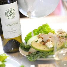Servir la ensalada bañada con el aderezo y acompañada de una copa de Chardonnay Horizonte cosecha 2012.