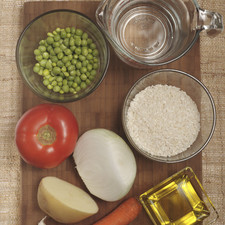 1 taza de arroz 1 jitomate ¼ de cebolla 1 diente de ajo ¼ taza de chícharos 1 zanahoria ¼ de papa Agua Aceite de oliva Sal al gusto