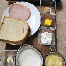 2 cucharadas de mantequilla 2 cucharadas de harina de trigo 1.5 tazas de leche ¼ de cucharita de sal ¼ de cucharita pimienta blanca molida ¼ de cucharita de nuez moscada en polvo 1 taza de queso emmetal 4 rebanadas de pan 2 rebanadas de jamón