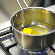 Para preparar una salsa bechamel, derretir la mantequilla en una olla honda pequeña a fuego medio hasta que empiece a hacer burbujas.