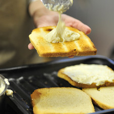 Cortar las orillas del pan y poner a tostar los panes. Para armar el croque Monsieur, untar un poco de la salsa bechamel en todas las rebanadas de pan.