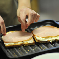 Colocar encima de dos de las rebanadas de pan una rebanada de jamón.