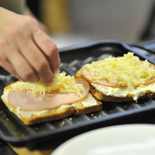 Espolvorear un poco de queso rallado sobre el jamón.