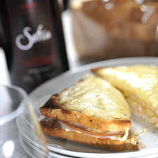 Servir inmediatamente acompañado con una copa de vino Sofía.