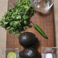 2 aguacate ½ limón ¼ de manojo de cilantro 1 chile serrano ½ cucharita de sal ½ taza de agua Desinfectante de verduras