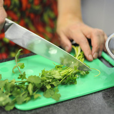 Picar el cilantro en trozos medianos.