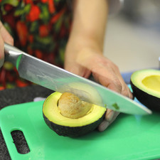 Cortar el aguacate por la mitad.