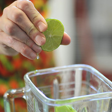 Agregar el jugo de medio limón, el cilantro.
