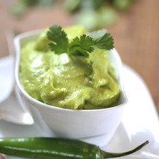 Servir para acompañar tacos o simplemente como botana con totopos o tostadas. El limón es importante para que el aguacate no se ponga negro.