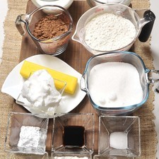 Ingredientes: Manteca vegetal Palillos Harina de trigo 3 piezas de Huevo 2/3 taza de Cocoa en polvo 2 tazas de Harina de trigo 3 cucharitas de Polvo para hornear 1 taza de Leche 2 tazas de Azúcar blanca 1 cucharita de Sal 1 cucharada de Extracto de vainilla 1/3 taza de Manteca vegetal 90 gramos de Mantequilla