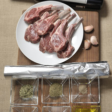 1 botella de vino tinto Selezionato Sal, al gusto 1/2 cucharita de sal Papel aluminio, al gusto Aceite de oliva, al gusto Pimienta negra molida, al gusto 1/4 de taza de aceite de oliva 1/4 de cucharita de pimienta negra molida 1 cucharada de tomillo seco 1 cucharada de estragón 1 cucharada de eneldo 3 dientes de ajo 6 piezas de costilla de cordero S 5498 1475626479