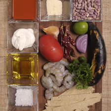 Ingredientes: ¼ taza de Frijoles 1 Plátano Macho 50 ml. Crema 1 cucharada de Queso Parmesano 10 Camarón Cristal 40/50 ¼ Cebolla Morada 1 limón 1 Jitomate guaje 4 chiles de árbol 1 diente de ajo 4 cucharadas de Salsa Huichol 3 Tortillas Amarillas Sal de mar al gusto Aceite de oliva al gusto