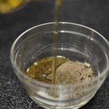 Añadir media cucharita de sal y un cuarto de cucharita de pimienta. Vaciar un cuarto de taza de aceite de oliva. S 5503 1475626472