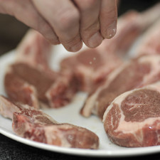 Salpimentar las costillas de cordero. S 5505 1475626470
