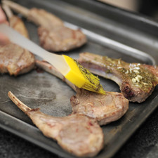 Colocar las costillas en una fuente para horno, untar bien con la mezcla de especias por todos lados. S 5507 1475626468