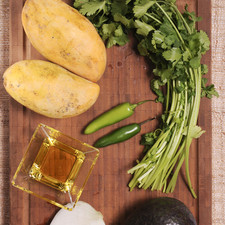 Ingredientes: ¼ de cebolla blanca 2 chiles serranos ½ manojo de cilantro 2 piezas de mango 1 pieza de aguacate Aceite de oliva al gusto Sal al gusto